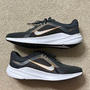Nike Quest 5 women’s gym shoes size 10.5. Worn once.